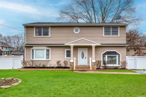 318 Vernon St, Dix Hills, NY 11746