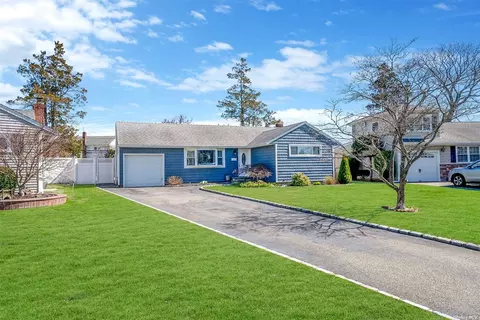 25 Essex Rd, Bethpage, NY 11714