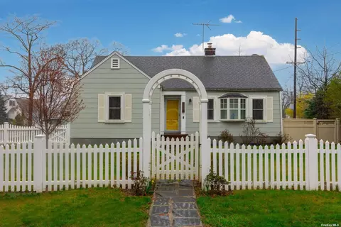 38 E Pine St, Massapequa, NY 11758