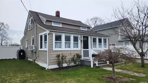 35 Swezey St, Patchogue, NY 11772