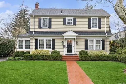 54 Magnolia Ave, Garden City, NY 11530
