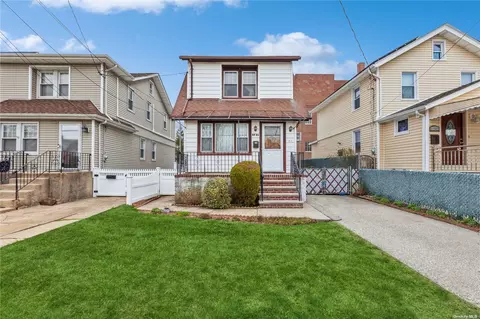 87-41 259th St, Floral Park, NY 11001