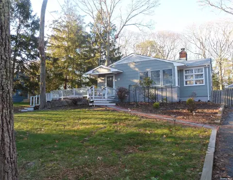 4 Robins Nest Rd, Hampton Bays, NY 11946