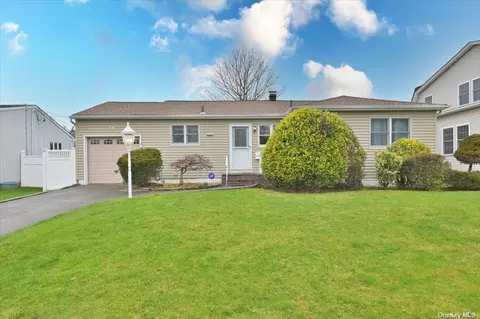 48 Helen Ave, Plainview, NY 11803