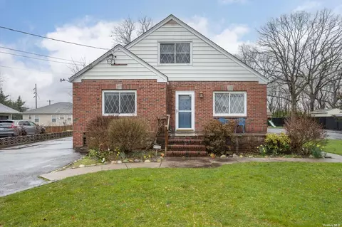 12 Eton St, Melville, NY 11747