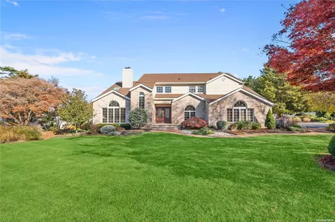 1 Greene Ct, Hauppauge, NY 11788
