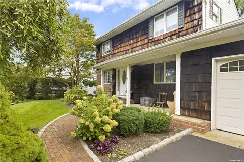 27 Bethany Dr, Commack, NY 11725