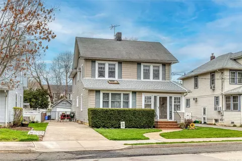 146 S Forest Ave, Rockville Centre, NY 11570