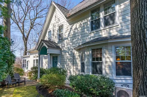 67 Hollywood Pl, Huntington, NY 11743
