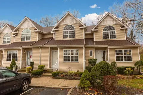 4 Heckscher Spur Dr #4, East Islip, NY 11730