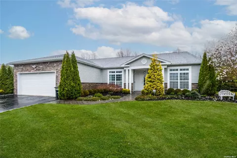 47 Hamlet Woods Dr, Saint James, NY 11780
