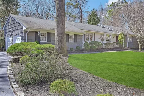 18 Circle Dr, Shoreham, NY 11786