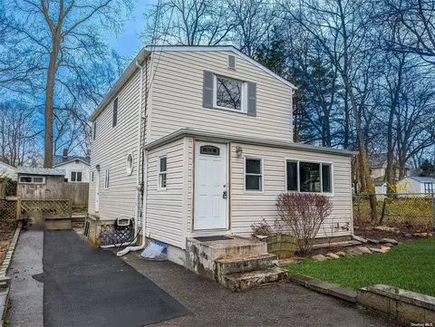 65 Queen Rd, Rocky Point, NY 11778