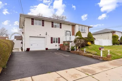 27 10th Ave, Farmingdale, NY 11735