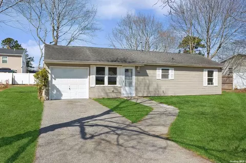 736 Bourdois Ave, Bellport, NY 11713