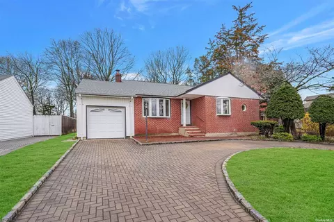 17 Cutting St, Huntington, NY 11743