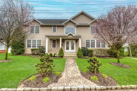 12 School St, Port Washington, NY 11050