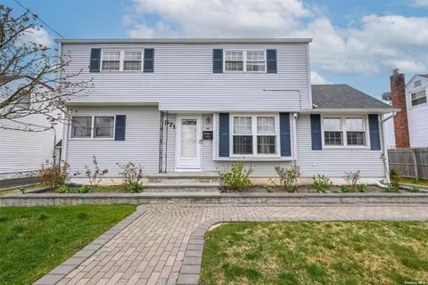 371 35th St, Lindenhurst, NY 11757