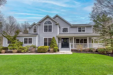 5 Steven Path, Center Moriches, NY 11934