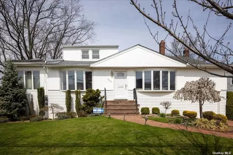 526 Redwood Dr, Cedarhurst, NY 11516
