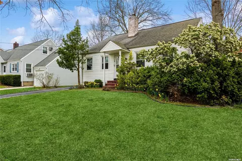 18 Stevenson Rd, Hewlett, NY 11557