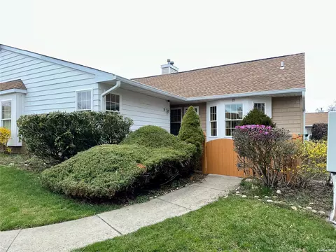 27 Theodore Dr #27, Coram, NY 11727