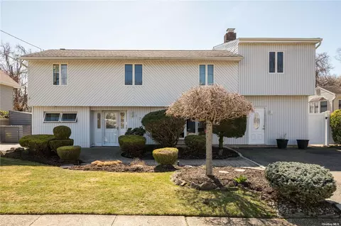 176 N Syracuse Ave, Massapequa, NY 11758
