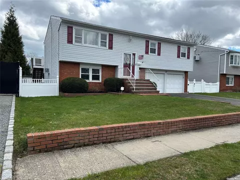 39 Palm St, Lindenhurst, NY 11757
