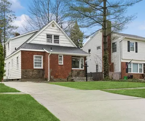 118 Jefferson St, Garden City, NY 11530