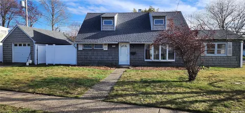 3130 Euston Ln, Levittown, NY 11756
