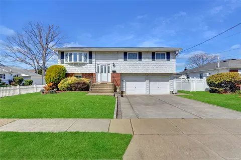 127 N Suffolk Ave, Massapequa, NY 11758