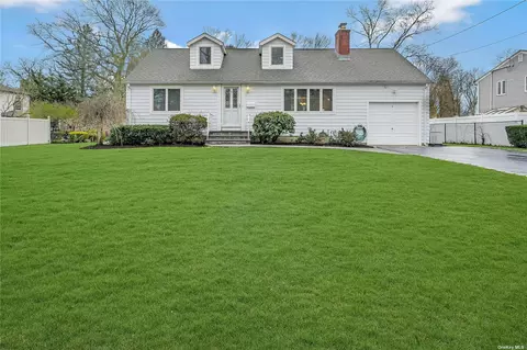 84 Fitchburg St, Bay Shore, NY 11706