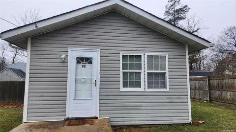 92 Longfellow Dr, Mastic Beach, NY 11951
