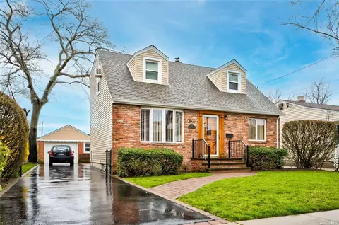 88 5th St, New Hyde Park, NY 11040