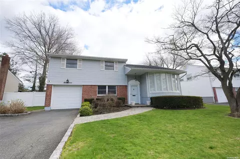 17 Patricia Ln, Syosset, NY 11791
