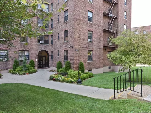 28-02 141st St #3C, Flushing, NY 11354