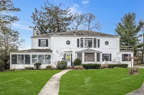 7 Green Ter, Manhasset, NY 11030