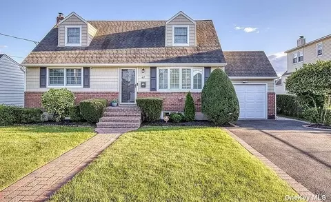 67 16th St, Hicksville, NY 11801