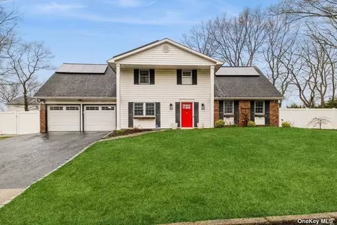 8 Linden St, Coram, NY 11727