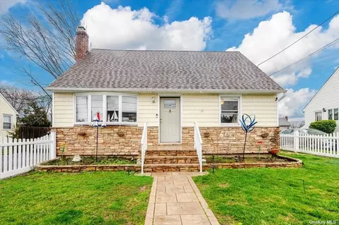20 Central St, Greenlawn, NY 11740