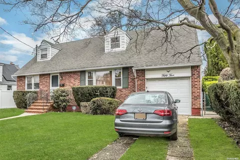 55 Clark Blvd, Massapequa Park, NY 11762