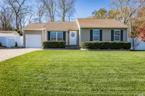 2 Macintosh Ln, Selden, NY 11784
