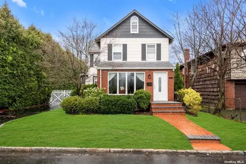 12 Cross St, Port Washington, NY 11050
