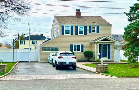 94 Concord St, Westbury, NY 11590