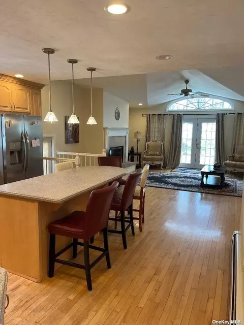 190 Iceland Dr, Huntington Station, NY 11746