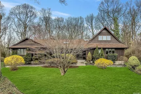 14 Woodhollow Ln, Huntington, NY 11743