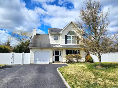 74 Washington Dr, Mastic Beach, NY 11951