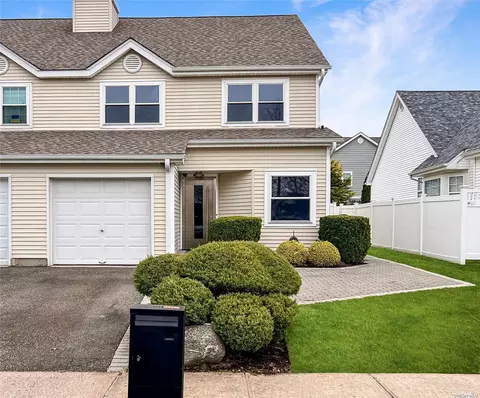 134 Pembroke Ave #134, Melville, NY 11747
