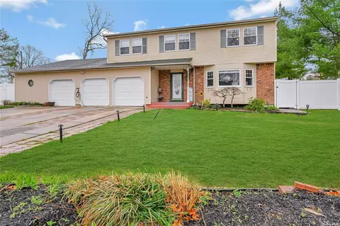 424 Croaton St, Ronkonkoma, NY 11779