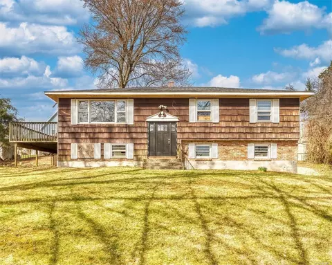 7 N Shenorock Dr, Yorktown, NY 10598